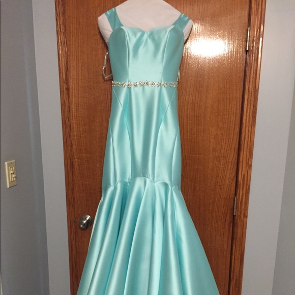 PROM DRESS - Picture 3 of 8